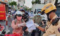 Người đi đường tại chốt kiểm dịch trên đường Nguyễn Kiệm, Gò Vấp