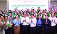 Lãnh đạo TPHCM gặp gỡ, hòa chung niềm vui với thiếu nhi Việt Nam - Lào - Campuchia