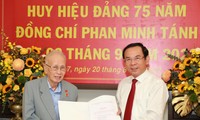 Nguyên Bí thư T.Ư Đoàn Phan Minh Tánh nhận Huy hiệu 75 năm tuổi Đảng