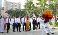 Lãnh đạo TPHCM dâng hương tưởng nhớ Chủ tịch Hồ Chí Minh, Chủ tịch Tôn Đức Thắng