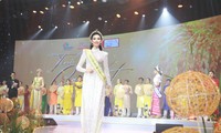 Thùy Tiên cùng Hoa hậu Hòa bình 4 nước catwalk trong Gala &apos;Tinh hoa gạo Việt&apos;