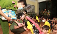 Chiến sĩ trẻ, tình nguyện viên gửi quà Trung thu đến các em nhỏ hoàn cảnh đặc biệt 