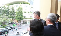 Thái tử Đan Mạch ngắm nhìn phố phường TPHCM từ ban công 
