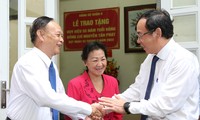 Bí thư Thành ủy Nguyễn Văn Nên thăm, chúc mừng nhà giáo lão thành