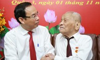 Bí thư Thành ủy TPHCM Nguyễn Văn Nên đến thăm và trao Huy hiệu 85 năm tuổi Đảng cho ông Nguyễn Thọ Chân hồi tháng 11/2022