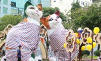 Đường hoa Nguyễn Huệ trước giờ khai mạc: Linh vật mèo lộ diện