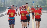 Runner Sài Gòn mặc áo cờ Tổ quốc chạy kỷ niệm 30/4 qua các thắng cảnh TPHCM