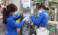 Thanh niên chung tay người dân TPHCM xóa biển bảng quảng cáo nhếch nhác trên phố