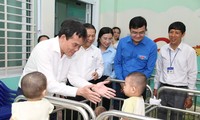 Thăm trung tâm nuôi dạy trẻ, Phó Thủ tướng giải quyết &apos;nóng&apos; nhu cầu thiết thực của thiếu nhi