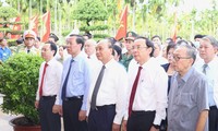 Đoàn đại biểu TPHCM dâng hương tưởng nhớ các đồng chí nguyên lãnh đạo Đảng