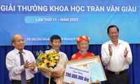 Nhà nghiên cứu 103 tuổi Nguyễn Đình Tư nhận Giải thưởng Trần Văn Giàu 