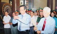 Nguyên lãnh đạo Đảng, Nhà nước và TPHCM dâng hương tưởng niệm Anh hùng liệt sĩ