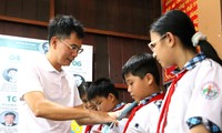 Báo Tiền Phong cùng các nhà hảo tâm trao thẻ bảo hiểm y tế đến các bạn nhỏ khó khăn