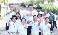Bạn trẻ ASEAN - Nhật Bản chạy bộ, tham quan Đền Hùng