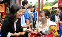 Trên 1.500 lao động trẻ ở TPHCM nhận lì xì trước khi về quê đón Tết