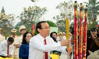 Lãnh đạo TPHCM dâng hương tưởng niệm Anh hùng liệt sĩ, Mẹ Việt Nam anh hùng