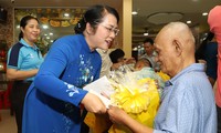 Ho Chi Minh City leaders visited and gave gifts to Khmer people on the occasion of the traditional Tet Chol Chnam Thmay 
