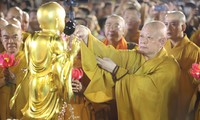 Hàng nghìn người diễu hành mở màn Tuần lễ Phật đản