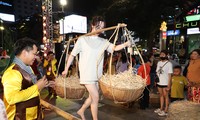 Người dân đổ về phố đi bộ Nguyễn Huệ mừng 326 năm Sài Gòn - TPHCM