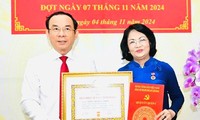 Trao Huy hiệu 45 năm tuổi Đảng tặng nguyên Phó Chủ tịch nước Đặng Thị Ngọc Thịnh