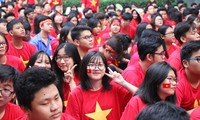 Học sinh TPHCM mặc áo cờ đỏ sao vàng đi học cổ vũ đội tuyển Việt Nam