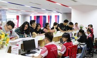 Thí sinh nộp hồ sơ nhập học vào trường đại học Quốc tế Hồng Bàng