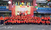 Trường tiểu học rợp cờ đỏ sao vàng cổ vũ tuyển Việt Nam