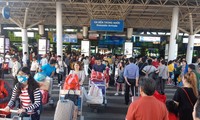 Người dân xếp hàng gần nửa giờ đồng hồ đón taxi ở sân bay Tân Sơn Nhất
