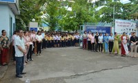 Học sinh và giáo viên trường tiểu học Hoàng Văn Thụ đứng tiễn thầy Khoa hiệu trưởng (ảnh báo PLVN)