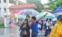 Các tình nguyện viên Tiếp sức mùa thi che dù,hỗ trợ thí sinh tránh mưa