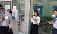 Giám thị đọc tên và kiểm tra thông tin thí sinh trước khi vào phòng thi.
