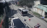 Hình ảnh 3 em học sinh bị văng ra khỏi chiếc xe (ảnh chụp lại từ clip)