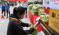 Người dân nhận gạo tại "ATM gạo" đặt ở trường UEF 