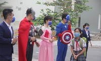Thầy cô giáo hóa siêu anh hùng, nàng Bạch Tuyết đón học sinh trở lại trường