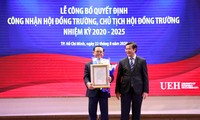 Thứ trưởng Bộ GD&ĐT Nguyễn Văn Phúc trao hoa cho GS- TS Nguyễn Đông Phong, Chủ tịch Hội đồng trường Trường ĐH Kinh tế TPHCM