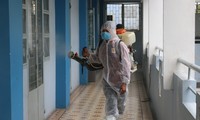 Khử khuẩn tại Trường THPT Nguyễn Du, quận 10, TPHCM chiều ngày 29/1. 