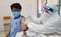 Học sinh THPT ở TPHCM đang tiêm vắc xin phòng COVID-19