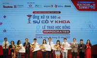 Trường ĐH Quốc tế Hồng Bàng trao học bổng Hippocrates cho học sinh xuất sắc