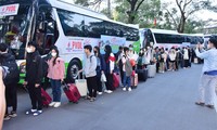 Hàng nghìn sinh viên rời TPHCM về quê đón Tết trên các chuyến xe miễn phí
