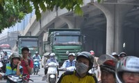 Xe “hổ vồ” nườm nượp vào phố khung giờ cấm ở Hà Nội