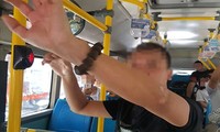 Hình ảnh người đàn ông được cho là "tự sướng" trên xe buýt.