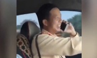 Nam cán bộ CSGT vừa lái xe vừa nghe điện thoại, không thắt dây an toàn ở Hà Nội.