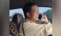 CSGT Hà Nội nói gì vụ cán bộ vừa lái xe vừa nghe điện thoại?