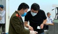 Ứng trực 24/24 kiểm tra y tế người về từ Hàn Quốc ở sân bay Nội Bài