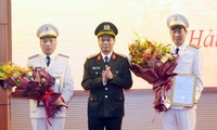 Đại tá Lê Ngọc Châu chúc mừng hai tân Phó giám đốc Công an tỉnh Hải Dương.