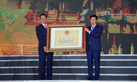 Ông Nguyễn Văn Tùng - Chủ tịch UBND thành phố đại diện nhận bằng xếp hạng di tích lịch sử quốc gia Khu di tích Bạch Đằng Giang. 