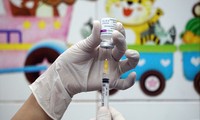 Cận cảnh những mũi tiêm vắc xin COVID-19 đầu tiên ở ‘điểm nóng’ Hải Dương