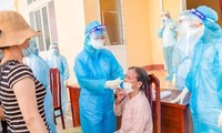 Lực lượng y tế lấy mẫu xét nghiệm người dân tại huyện Vĩnh Bảo, TP Hải Phòng.