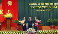Chủ tịch Quốc hội Vương Đình Huệ tặng hoa, chúc mừng ông Phạm Văn Lập và ông Nguyễn Văn Tùng.