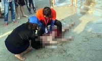 Lực lượng cứu hộ kịp thời đưa một nam sinh lên bờ.